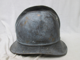 German fire helmet 1880, nothing restored. attic found. Duitse koperen brandweerhelm M-1880. zo van de zolder. niets aan gepoetst of gerepareerd.