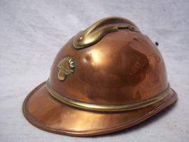 Trench art French helmet very rare. 17 by 12 cm.Loopgravenkunst Franse helm, zeer bijzonder dit soort specifiek gemaakte items, kepie, helm tank geweer enz. dit soort items worden veel gezocht je ziet ze ook al in kunstgallerijen.