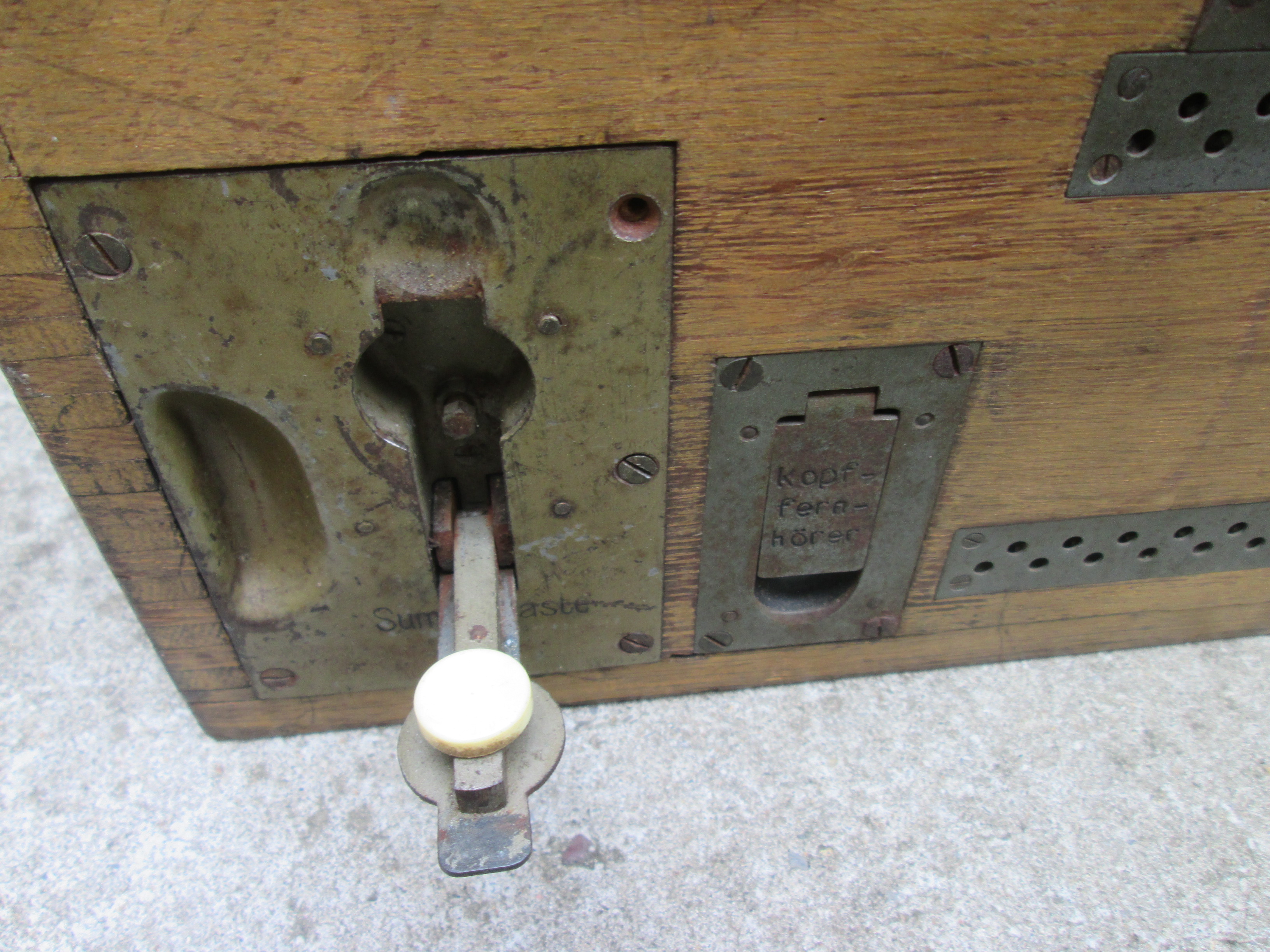 German field telephone Type B 1916. Duitse veldtelefoon in houten kist type B het grote model geheel compleet, mooi gemarkeerd Feldfernsprecher 16, Nederlands leger heeft deze na 1918 ook gebruikt. leuk collectors item.