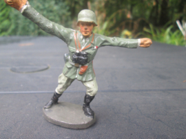 ELASTOLIN German officer with sword, Duitse officier met sabel.