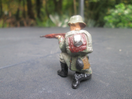 LINEOL German soldier shooting smaler size. Duitse soldaat schietend kleiner model.