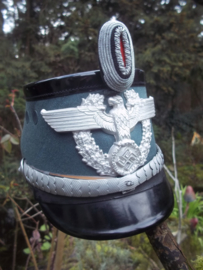 German police shako officer. Duitse politie schako officier. Schutzpolizei, met officiers binnenwerk, cocarde schubbenketting en helmembleem TOP staat. met etiket van eigenaar.groen doekovertrek.