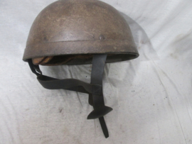 British paratrooper helmet, BMB- 1942 with leather liner. Engelse parahelm Mk I met leren kinriem en stootrand, originele kleur en mooi gemarkeerd met datum. zo uit de omgeving van Arnhem. Zeer ZELDZAME helm.