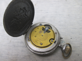 German watch WW1, Duits patriotisch zakhorloge met militaire afbeelding. 1914- 1916 met als opschrift Feldzug gegen Frankreich, Russland, England u.s.w. werkend horloge.