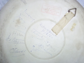 Remembrance plate with a Belgium soldier on the Ijser.Herinneringsbord Belgische soldaat aan de Ijser, met achterop de handtekeningen van de oudstrijders, uit de jaren 50.