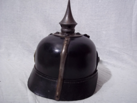 German M-15 spike helmet. Duitse manschappen M- 1915 pickelhaube Feldgrau, deelstaat BADEN, met maatstempel en maker. zeer nette kwaliteit origineel. Geen dubbele gaten,