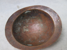 Trench- art French helmet with infantry badge. Loopgravenkunst Franse helm, casque Adrianne, zeer bijzonder gemaakt, zijn echte kunst objecten. 15,5  --  12,5 --  5  cm.