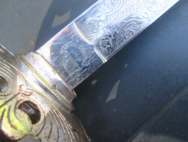 Austrian officers sword with very nice and rare etching. Oostenrijks Dragonder officiers sabel met zeer mooie en zeldzame gravering ehrensabel voor de drager.
