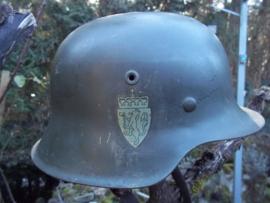 Norwegian helmet, German made.Noorse helm, Duits model 1942 met de twee decals van Noorwegen. Dit soort helmen zijn nu vrij zeldzaam, omdat vele omgebouwd zijn tot Duitse helmen, de 2 originele decals maken deze helm uniek, Model 42.