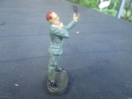 ELASTOLIN German soldier shaving. Duitse soldaat die zich scheert. goede staat.