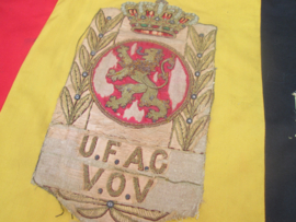 GERESERVEERD Belgium vetrans flag. with flagpole. Belgische veteranen vlag Vereniging van Oudstrijders UFAC/ VOV. 1940/1945 met deelbare stok en vlaggentop decoratief stuk.