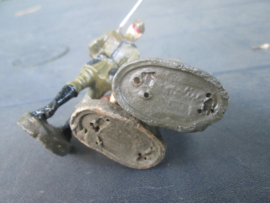 ELASTOLIN 3 marching German soldiers. 3 marcherende Duitse soldaten.