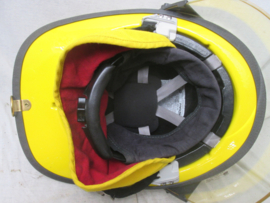 American firefighter helmet in a nearly mint condition nice with the eagle sign on the back. Amerikaanse brandweerhelm in een nette staat bijzonder decoratief item. zeldzaam stuk.