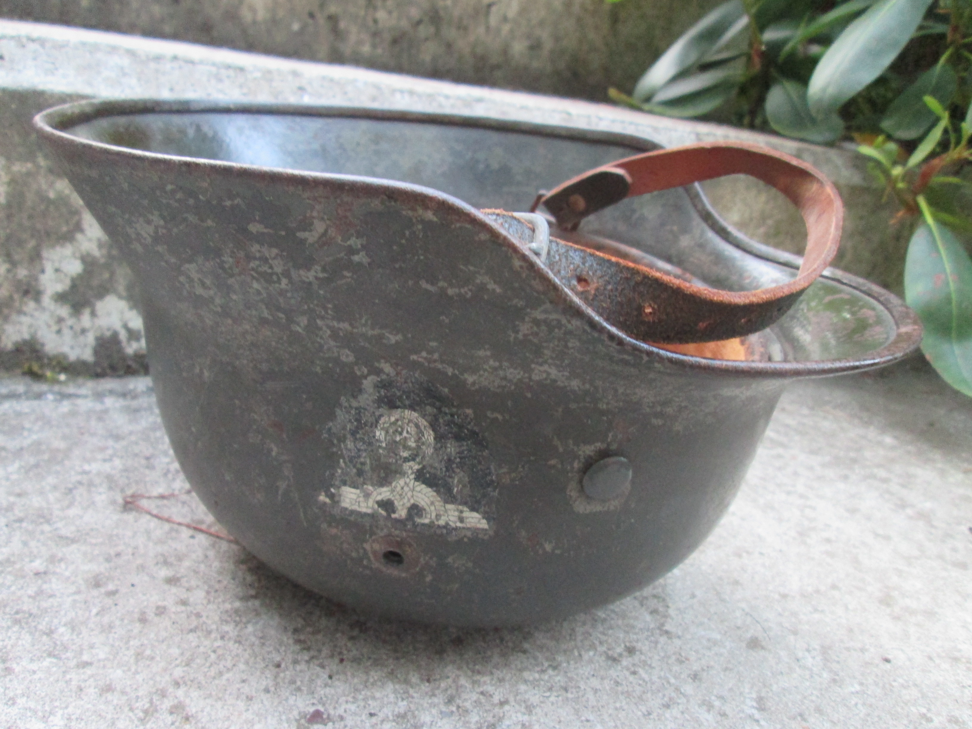 German helmet M35 with Labourparty decal. Duitse helm M35 met decal van de RAD /  Reichsarbeidsdienst. 100% origineel mooie eerlijke helm met kinband en binnenwerk