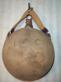 US canteen Bulls-eye. Rock island Arsenal 1905. Amerikaanse veldfles model 1879. met drager. Op de achterkant staat de compagnie en regiment vermeld.