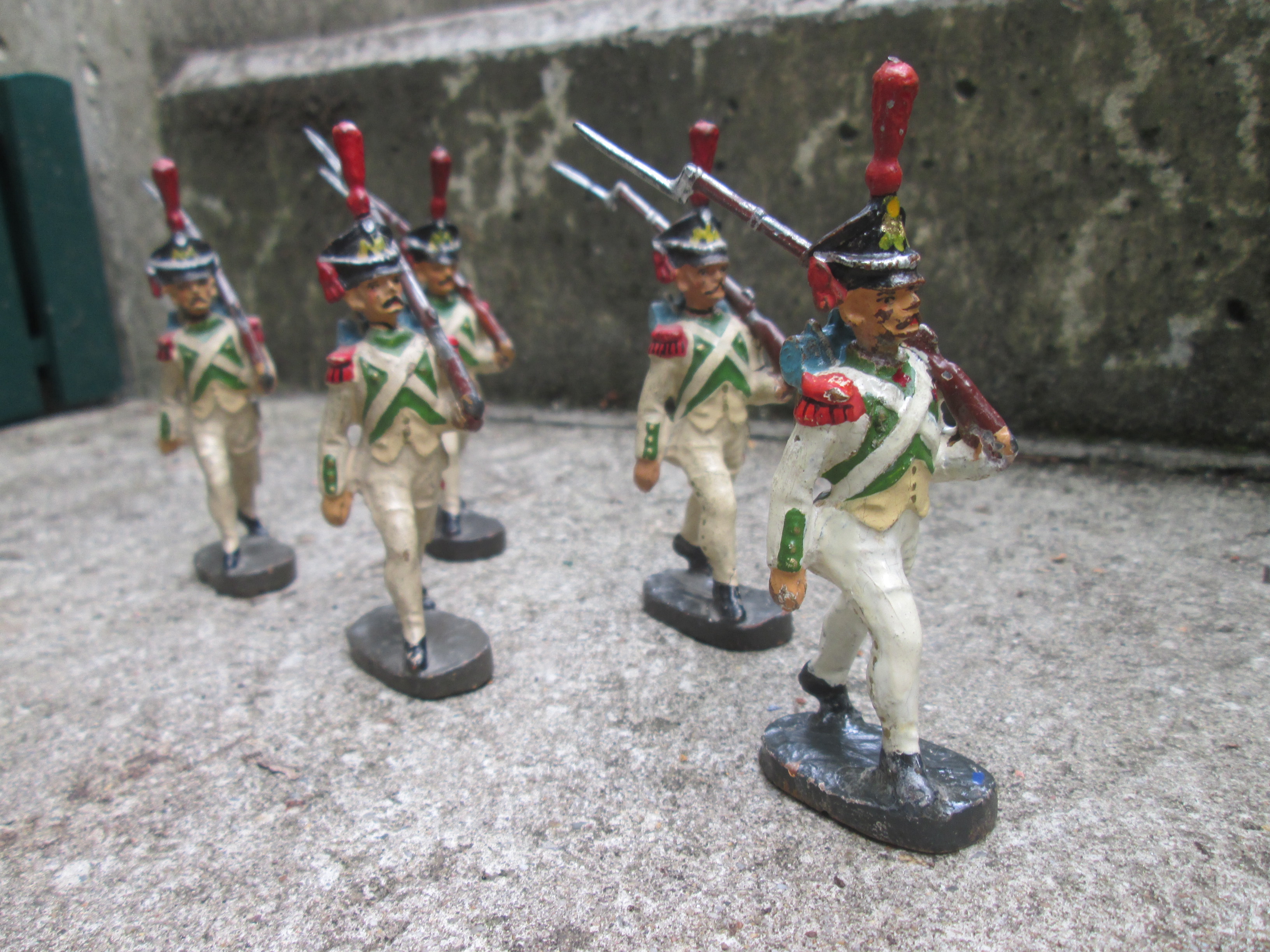 ELASTOLIN 5 Napoleontic soldiers in a good quality. 5 Marcherende Napoleotische soldaten in een nette staat  dit type soldaten zijn vrij moeilijk te vinden zeldzaam.
