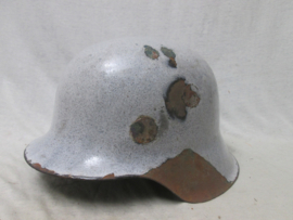 Duitse helm model 1942, Geëmailleerd, voormalig pispot, helaas zonder handvat. dit werd gedaan om oorlogsmateriaal nuttig te maken voor burgers. ( Kriegsschrot). bijzonder stuk.