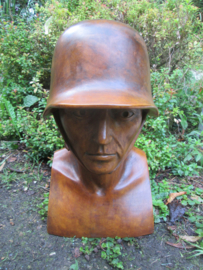 Wooden statue German soldier with steelhelmet 45 cm high. Houten buste van een Duitse soldaat. beeld voor de Staalhelmbund.