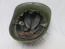 Dutch helmet M-34. Nederlandse staalhelm model 1934, met nummers in het binnenwerk compleet met de vilten lappen, leuke aparte helm. gebruikt in de meidagen 1940.