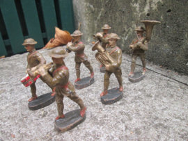 ELASTOLIN  6 British soldiers playing music. 6 Engelse soldaten drumband ongemarkt,