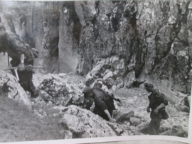 very rare German Press Photo of the Waffen- SS. nicely marked  Unternehmen SCHWARZ in may 1943. 17-13 cm. Waffen SS press foto operation SCHWARZ, zeer bijzondere archief stempel. zeldzaam