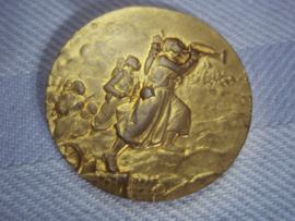 French medal zoaven. Franse penning Zouaven in de aanval maker L.O.Mattei. 1927. verguld, diameter 3,5 cm.