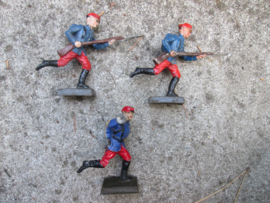 DUROLIN 3 French soldiers WW 1. 3 Franse soldaten in de aanval 1870/1871 bijzonder stel 1 in bespeelde staat.