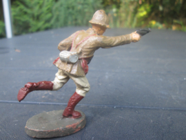 ELASTOLIN Belgium soldier walking with a pistol. Belgische soldaat rennend met pistool.