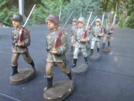 ELASTOLIN 8 Marching German soldiers. 8 marcherende Duitse soldaten nette staat.