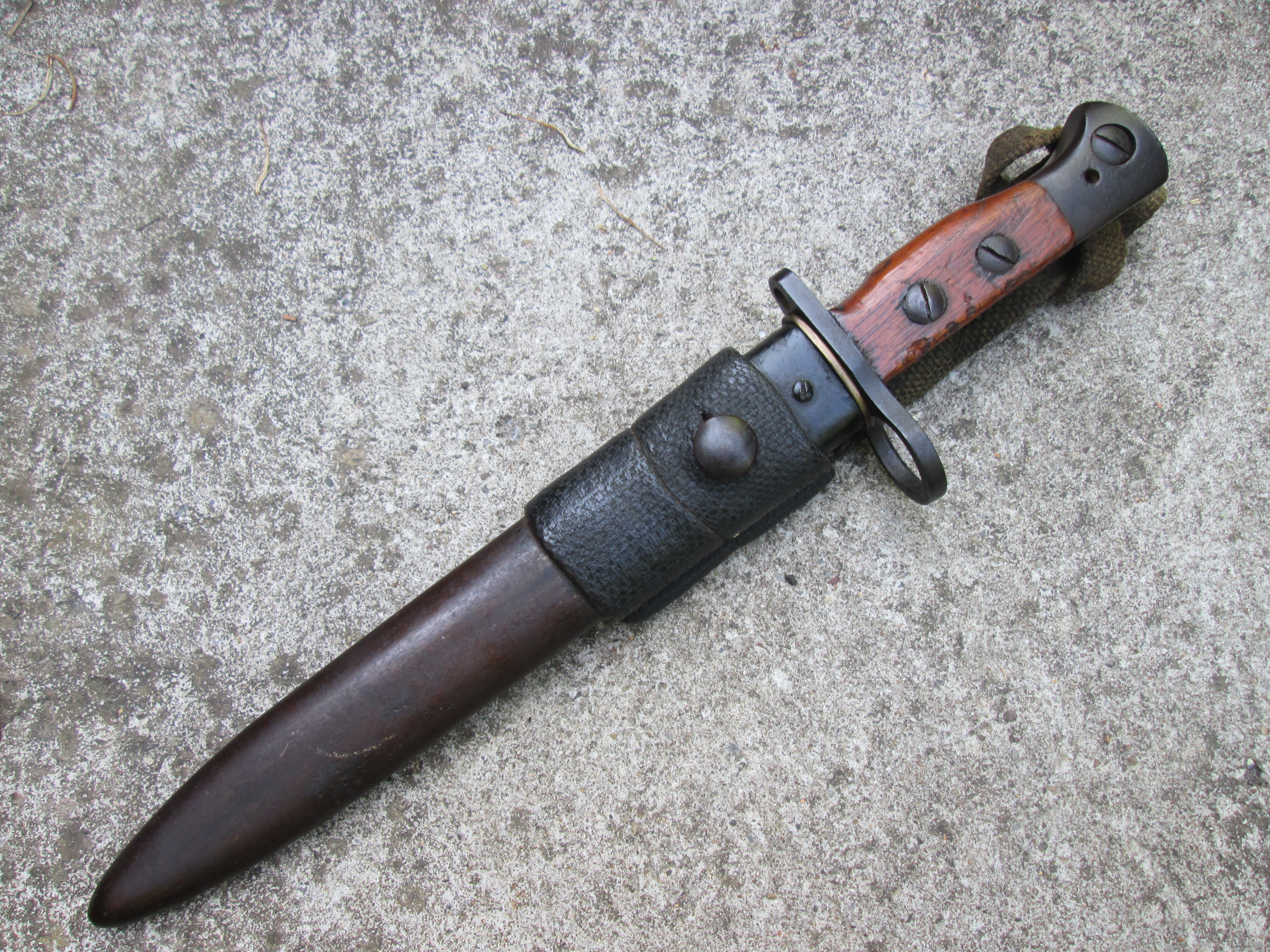 British Jungle karabine bayonet Wilkenson late war 1944. Engelse jungle karabijn bajonet met schede. Wilkenson, 1944 zeer nette staat bijna mint.