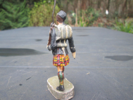 CHIALU Scottish soldier with rifle, schotse soldaat met geweer.