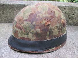Belgium paratrooper helmet, german model used in the 70-80. Belgische parahelm, Bundeswehr model. mooi met nog camouflage doek, komt zo van de eigenaar. dat maakt de helm levendig en origineel.