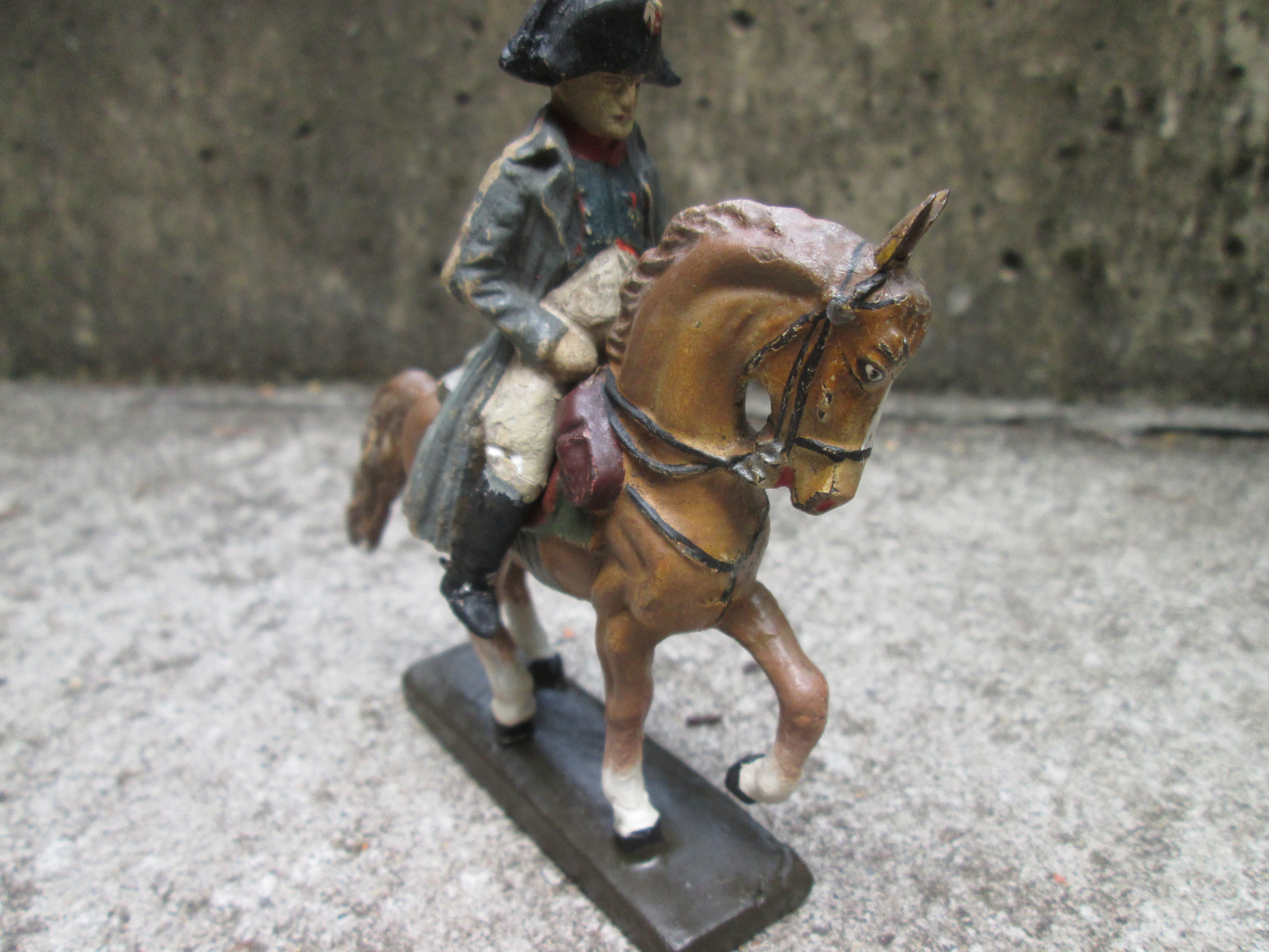 LINEOL Napoleon on his horse. Speelgoed figuur Napoleon te paard.