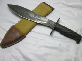 US- WW1- Bolo knife with scabbard dated 1917--1918--1919. Amerikaans kapmes mooi gemarkeerd en duidelijk , zeer nette staat.