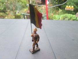 LINEOL Belgium soldier with flag smaler size. Belgische soldaat met vlag kleiner model.