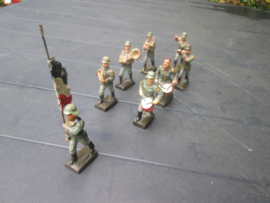 LINEOL 7 German soldiers with music instruments and flag. smaler size. 7 Duitse soldaten muziekkorps met vlaggendrager. kleiner model