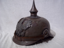 Metal ersatz spikehelmet with innerliner. Blikken pickelhaube, meestal van de BING speelgoed fabrikant, met Pruisen helmplaat en binnenwerk. Een ersatz pickelhaube van metaal in deze staat zijn zeer zeldzaam.