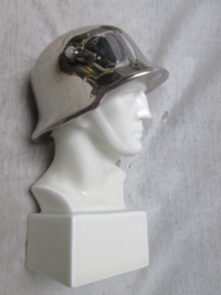 Statue of a german soldier with silver helmet SCHAUBACHKUNST. Buste van ee nDuitse soldaat porselein met verchroomde Duitse helm model 1916. mooi gemerkt 14 cm hoog. Zeldzaam beeld.