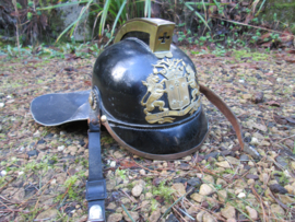 Dutch leather fire helmet of the City of Haarlem. Nederlandse brandweerhelm met kam en vuurverguld stadswapen embleem HAARLEM, helm is gemaakt van leer. zeldzame helm uit haarlem, in een pracht staat.