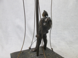 German statue of the Imperial Navy. Duits bronzen beeld van de Keizerlijke Marine, met een matroos van het Seebattalion die aan land gingen als een soort mariniers in China en Afrika. zeer bijzonder met herinneringsplaat datum 11- 11-  1915 Zeldzaam stuk