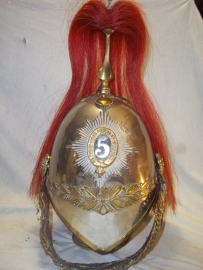 The 5th Dragoon Guards other rank`s helmet with white over red horse-hair plume with rosette and leather backed chinchain. Engelse Guards helm met perfekte binnenhelm.