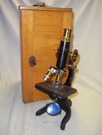 Microscope. Bronzen Microscoop in kist 1931, met enkele lensjes, met maker