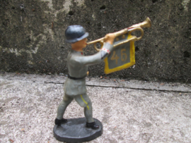 ELASTOLIN Italian soldier with bugle. Italiaanse soldaat met bazuin en nummer 46 van het regiment zeer goede soldaat. Italianen zie je niet veel.