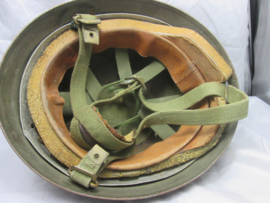 Belgium post war paratrooper helmet of the 50-60. Belgische parahelm naar Engels model met canvas riemen gebruikt in de Congo en bij het ballonspringen, goed voor reenactment.