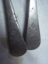 2 Brittish spoons with initials GR. 2 Engelse lepels van een infanterie regiment.