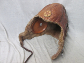 Japanese Army flight helmet, made of fur lined leather with imperial star on the front . with flight goggles (CAT EYE)  model. Japanse vlieger cap winter leer met vliegerbril zeldzame set. in zeer goede staat. TOP