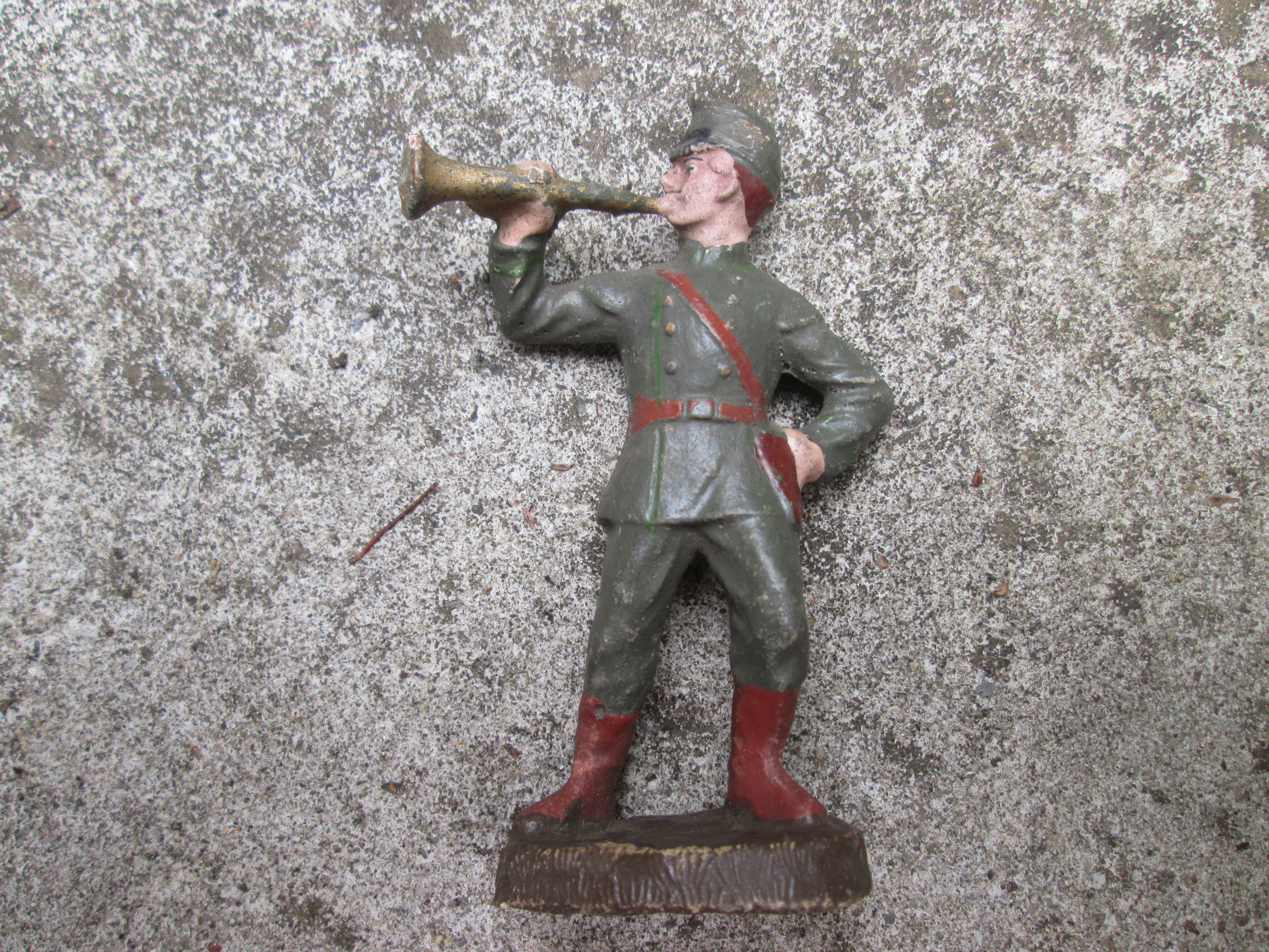ELASTOLIN German soldier with bugle 10cm. Elastolin Duitse soldaat met bazuin nette staat 10 cm oud model zeldzaam stuk in deze kwaliteit.