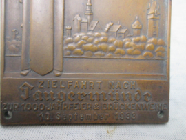 German plaque of the N.S.K.K. early period. Duitse plaquette van de N.S.K.K. Zielfahrt nach Taugermünde zur 1000 jahrfeier & Brückenweihe. 10 september 1933. Brons  8,5 bij 6 cm. mooie duidelijke slag.