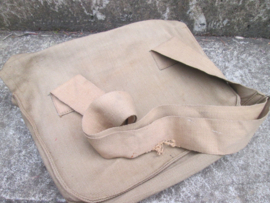 British field dressing pack with Red Cross marking. Medical Department, pouch is nicely dated. Engelse webbing tas met Rode Kruis symbool, 1942 gedateerd Medische Dienst 