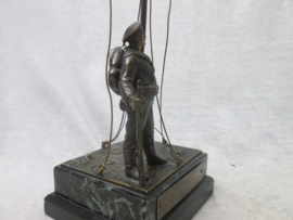 German statue of the Imperial Navy. Duits bronzen beeld van de Keizerlijke Marine, met een matroos van het Seebattalion die aan land gingen als een soort mariniers in China en Afrika. zeer bijzonder met herinneringsplaat datum 11- 11-  1915 Zeldzaam stuk